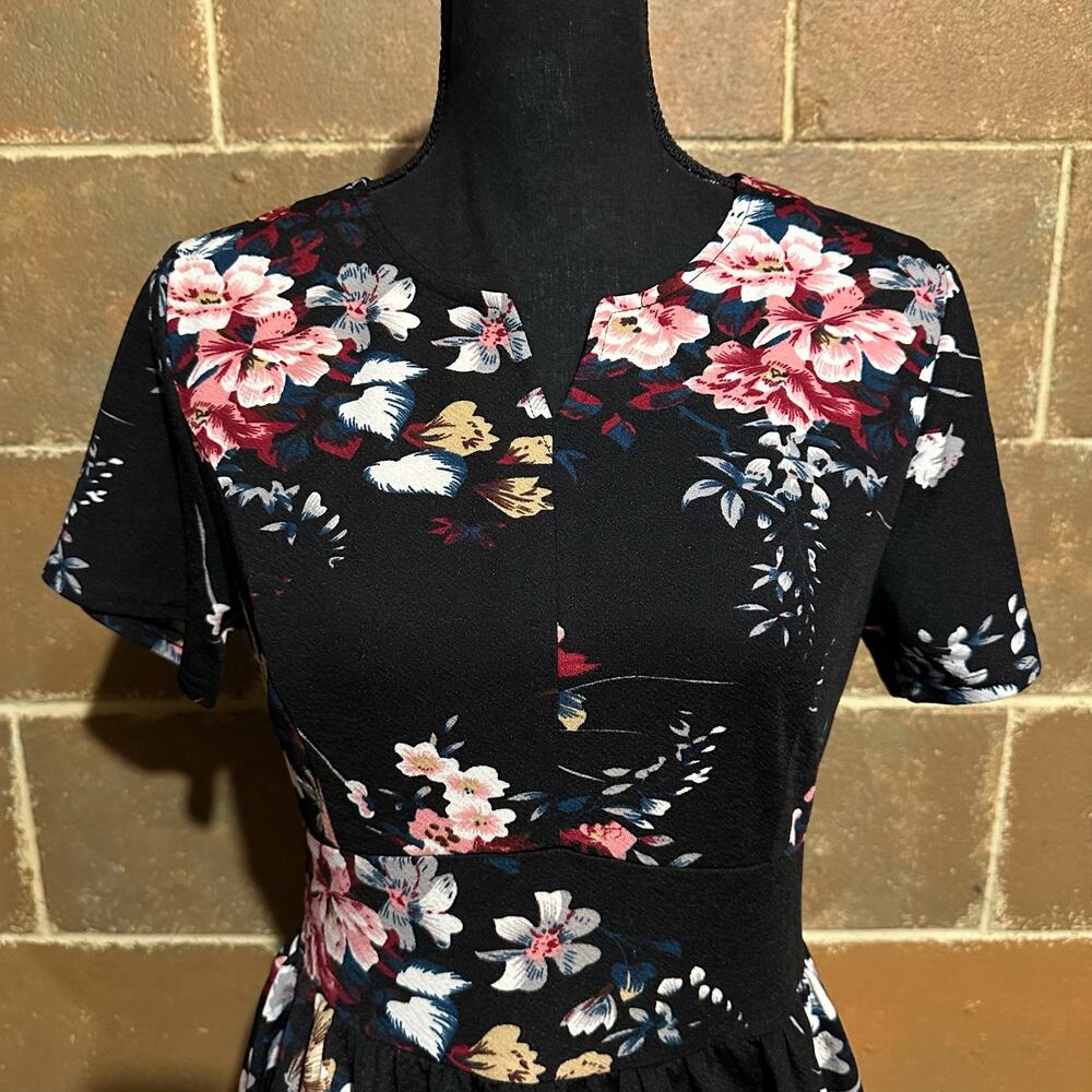 NWT Yathon Black Floral Short Sleeve Fit n' Flare Dress Women's M Medium - Picture 3 of 9
